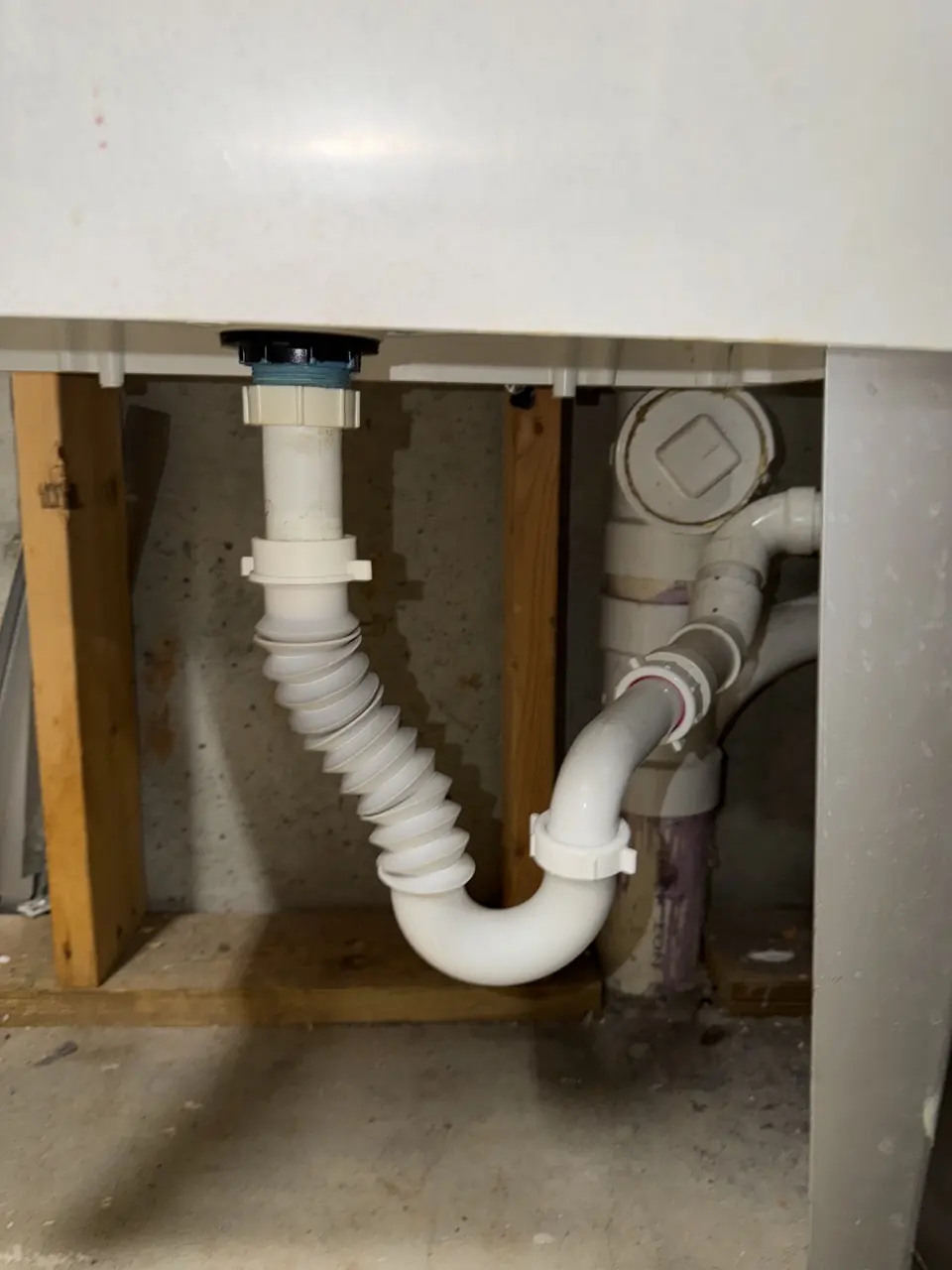 Bathroom sink drain using a corrugated flexible pipe as the P-trap